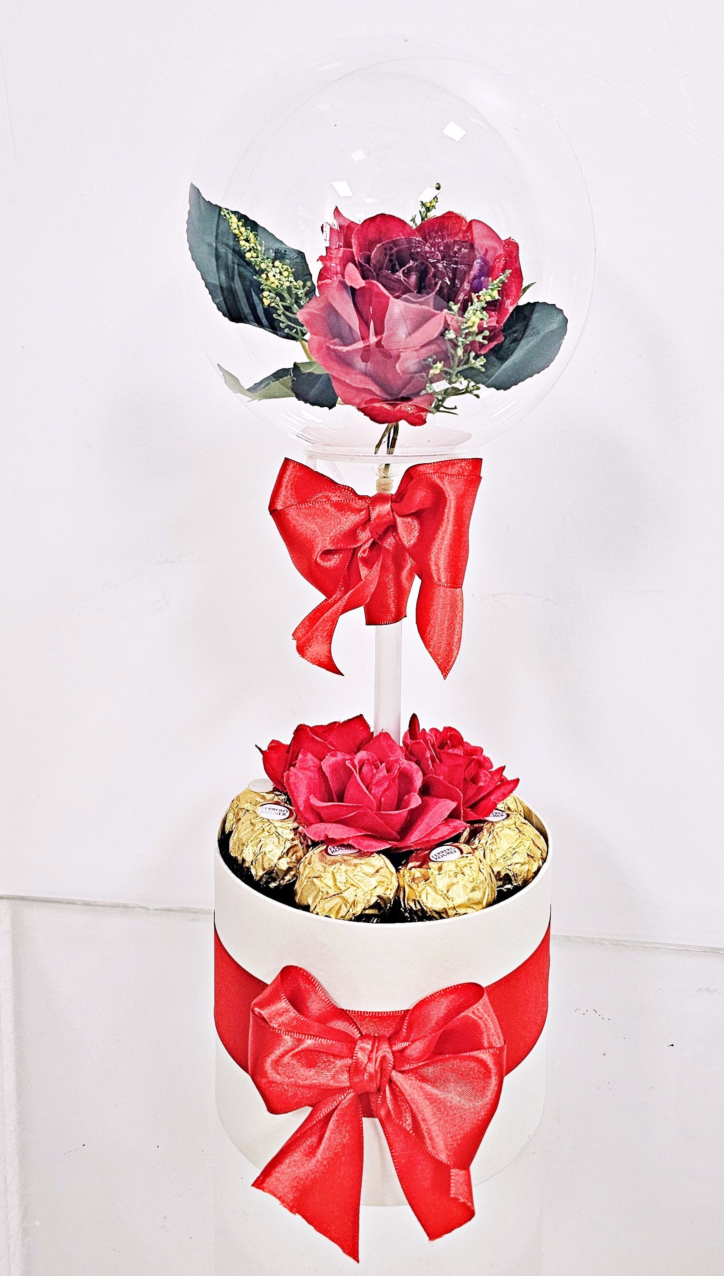Balloon box com rosas e Ferrero Rocher